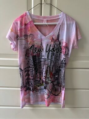 New York Graphic V-Neck Tee in Pink